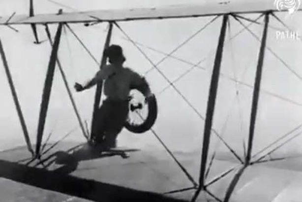 فيديو يفوق الخيال.. تركيب إطار طائرة وهي تحلق في الجو