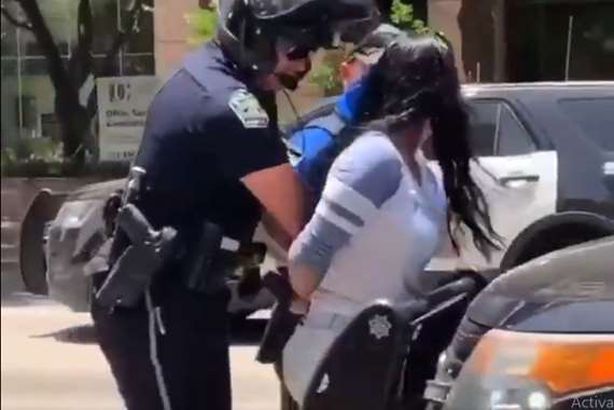 شرطي يعتقل فتاة