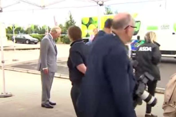 عامل السوبر ماركت ينهار أمام الأمير تشارلز