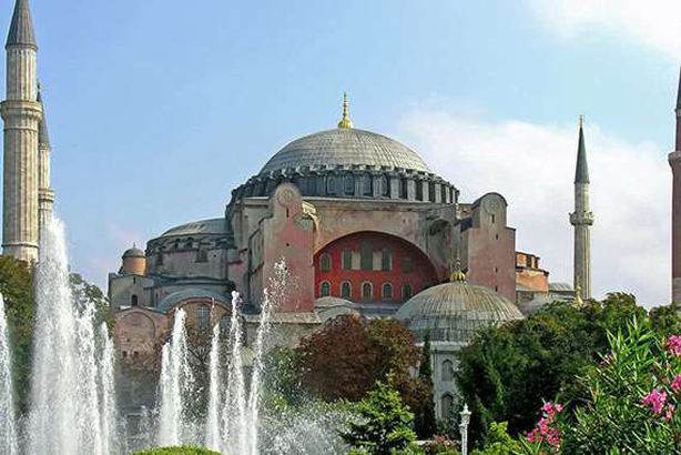 الإمارات تنتقد تحويل آيا صوفيا إلى مسجد