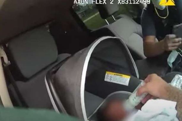 لحظة انقاذ الرضيع