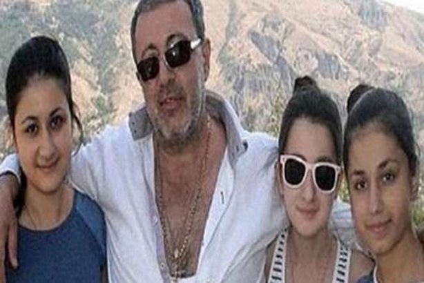 الاب والفتيات