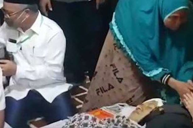 صور.. يحتفل بيوم زفافه في يوم وفاة والده! 
