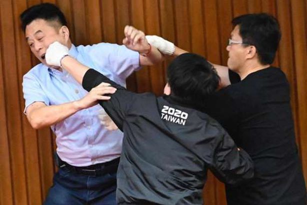 الاشتباك بين اعضاء البرلمان