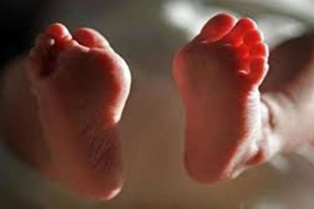 يكسر عظام طفلته
