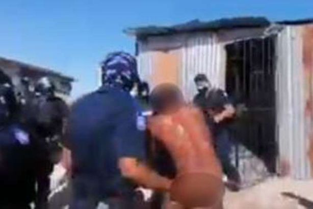 تعليق 4 شرطيين في جنوب إفريقيا لمطاردتهم «رجل عارٍ»