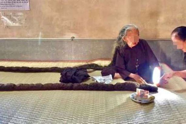 لم تغسل شعرها منذ 64 عاما.. لن تتخيل السبب