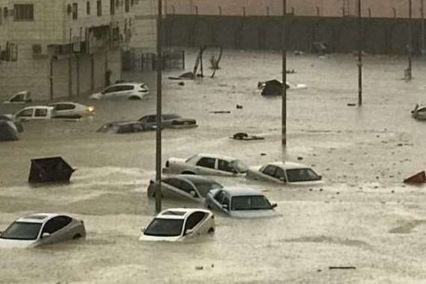 بالفيديو.. عشرات السيارات تسبح في مياه الأمطار بالسعودية