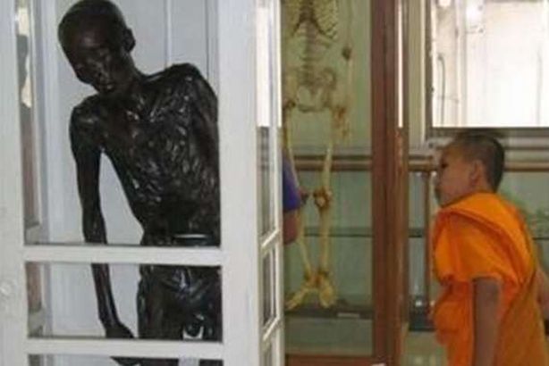 بعد تحنيط  دام 60 عاما.. حرق جثة أحد آكلي لحوم البشر