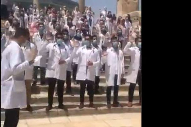فيديو.. طلاب كلية الطب بالقدس يؤدون القسم الطبي بالمسجد الأقصى