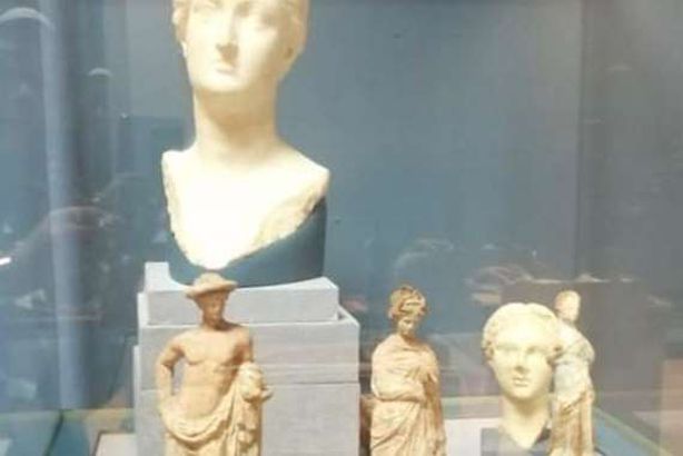 قطع أثرية في متحف المطار