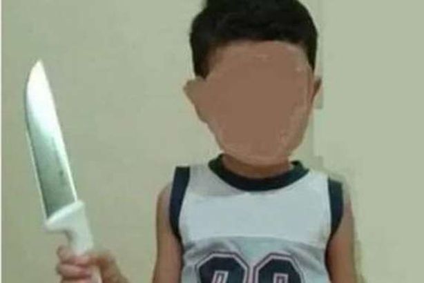 أرشيفية- طفل بسكين