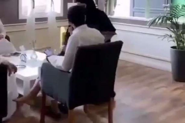 سعوديات يعملن نادلات بمقهى