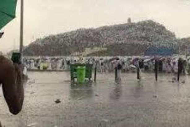 فيديو.. الأمطار تستقبل ضيوف الرحمن بمشعر منى