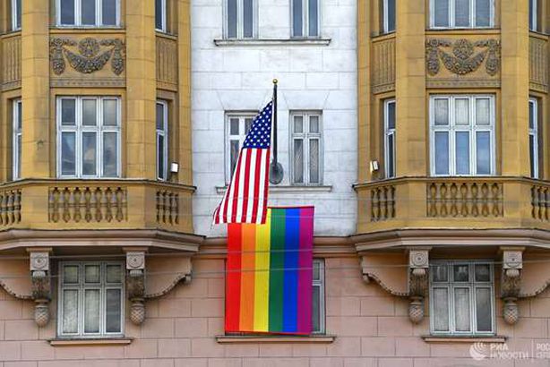 علم المثليين على السفارة الأمريكية في روسيا
