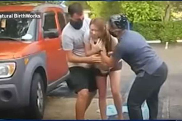 أمريكية تلد على باب المستشفى