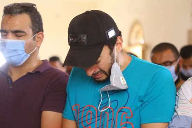 حمادة هلال في جنازة والده