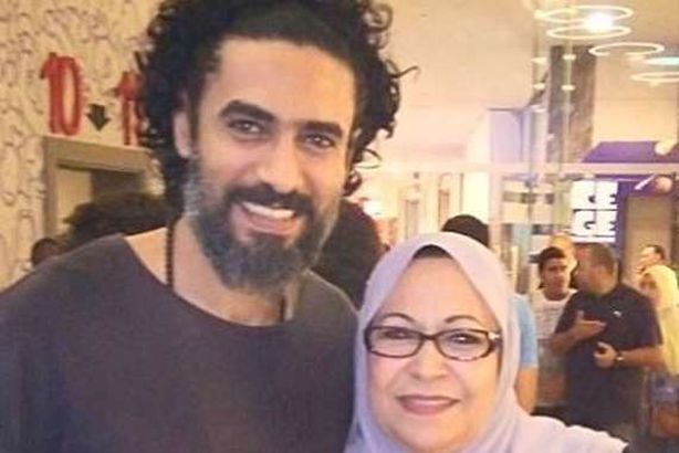 الفنان محمد علاء ووالدته