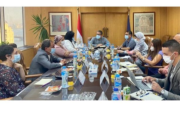 العناني يعقد اجتماع لبحث تطوير مواقع التواصل الاجتماعي الترويجية
