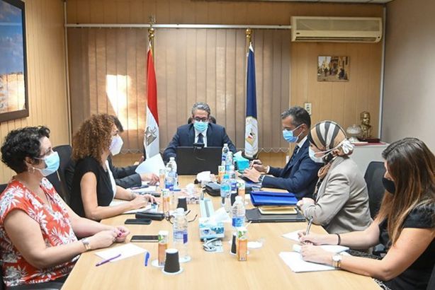 العناني يجتمع بمسئولي التحالف الكندي الإنجليزي للترويج السياحي لمصر
