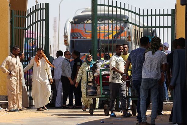 2023-04-28T161416Z_1559263590_RC2QN0ANQN9X_RTRMADP_3_SUDAN-POLITICS-EGYPT-BORDER