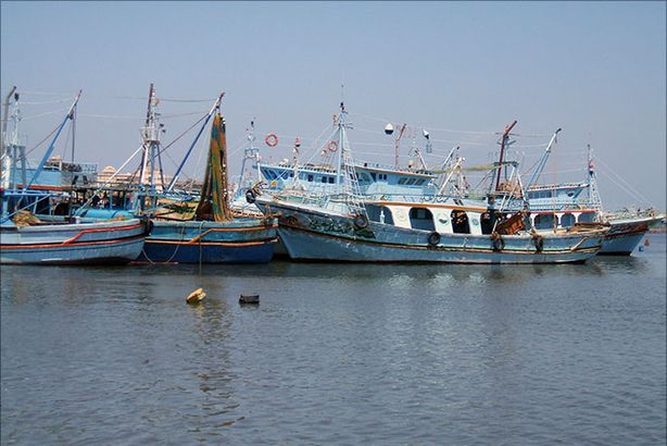 الحوثيون يحتجوزن عشرات الصيادين المصريين باليمن