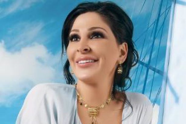 شاهد.. إليسا تتلقي هدية مفاجأة