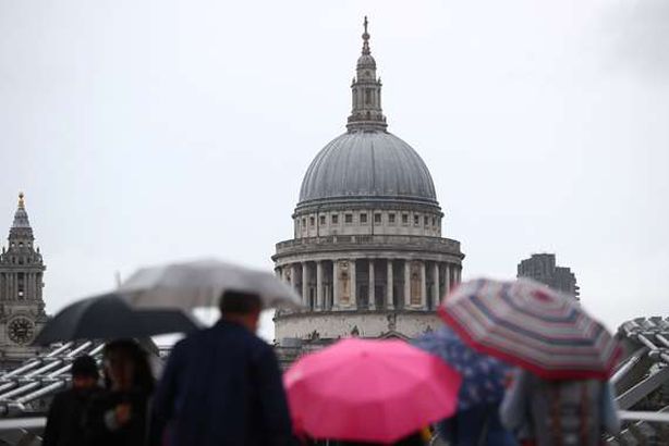 بالصور.. امطار غزيرة تغرق شوارع لندن