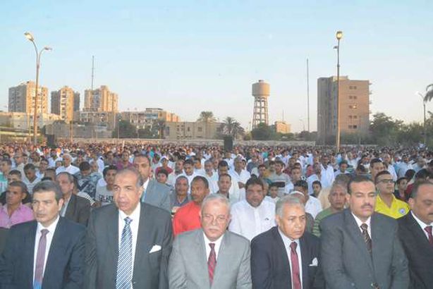 محافظ المنيا يؤدى صلاة العيد 
