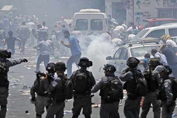 قوات الاحتلال تهاجم المصلين في المسجد الأقصى

