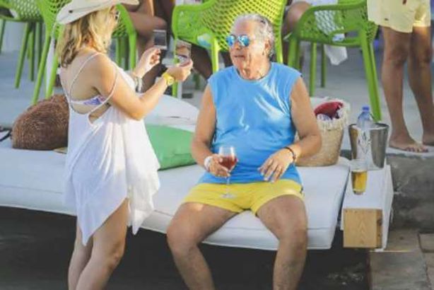 حسين فهمي وزوجته