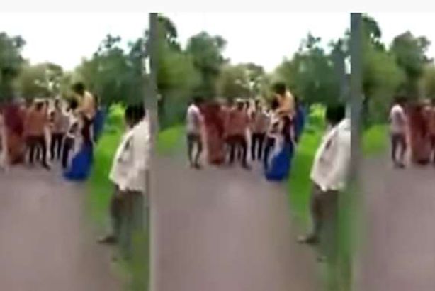 خانت زوجها فعاقبوها بحمله والطواف به في القرية