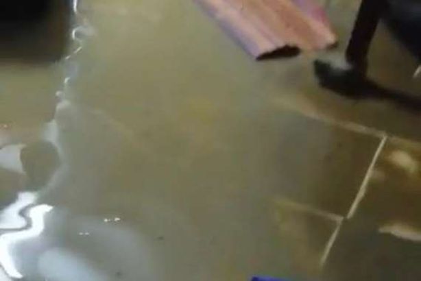 أثاث المنازل يسبح في الأمطار في محافظة سعودية