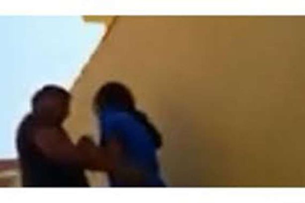 كويتي يلاحق فتاة حتى باب منزلها.. ماذا حدث