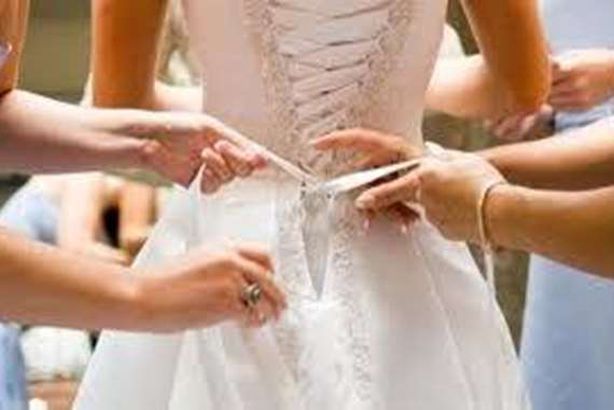 عروس تطرد أمها من حفل الزفاف.. السبب صادم