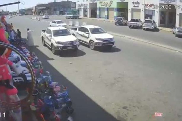 في لمح البصر.. يسرق سيارة مواطن سعودي بطريقة تفوق الخيال