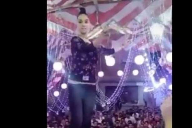 فيديو يشعل مواقع التواصل .. ترقص  وهي معلقة من شعرها بفرح شعبي