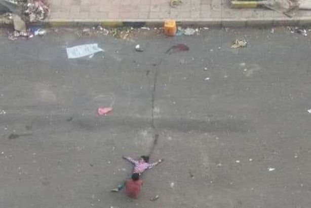 تقشعر لها الأبدان.. طفل يسحب شقيقته بعد قنصها برصاص الحوثي