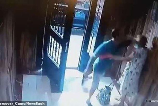 فيديو مروع.. يعتدي بوحشية على امرأة مسنة أثناء سرقة حقيبتها