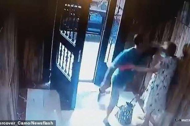 فيديو مروع.. يعتدي بوحشية على امرأة مسنة أثناء سرقة حقيبتها