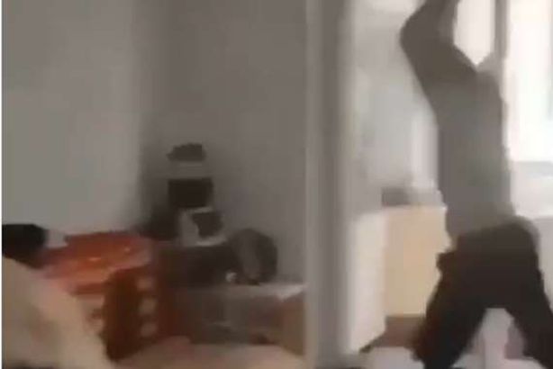 فيديو لأب يسحق ابنه