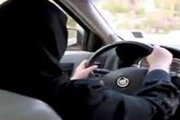 كويتية تدهس ضابطة شرطة بسيارتها.. ما الأمر