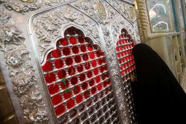 إيرانية داخل ضريح