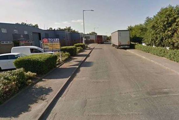 العثور على جثة رجل مسن محشوة داخل ثلاجة مصنع 
