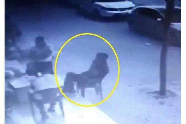 . لحظة سقوط طفل من الدور الثالث في حضن رجل بالشارع