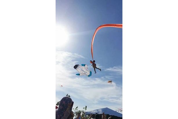 طائرة ورقية ضخمة تطير بطفلة في الهواء