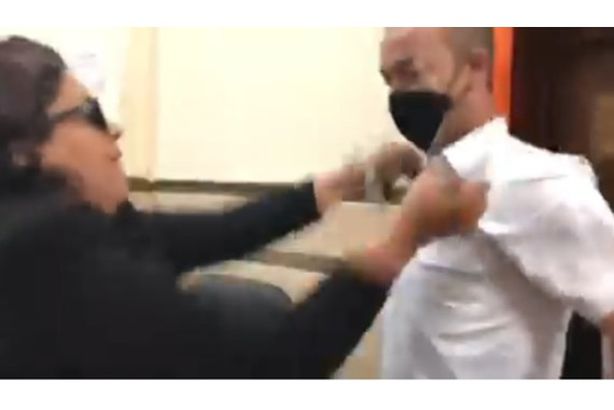 سيدة تعتدي على ضابط