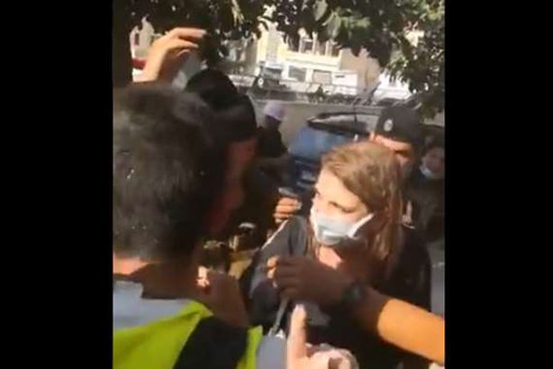 فيديو.. لبنانيون يرشقون وزيرة العدل بالمياه ويطالبونها بالاستقالة
