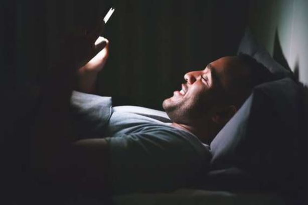 رسائل نابية على الخط الساخن الخاص بكورونا 
