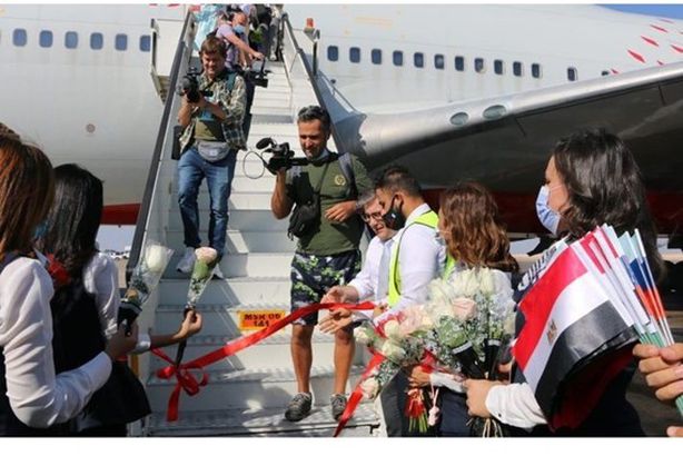 استقبال الوفود الروسية في شرم الشيخ بالورود